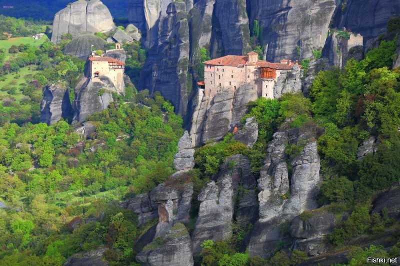 В Метеорах в Греции десяток таких монастырей