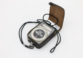 Не такой. С экспонометром были ФЭД-5. Удобная штука. У меня дополнительно был экспонометр Ленинград, типа такого. Придавало солидности процессу.