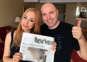 Да, лысый такой