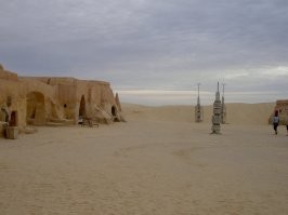 Вся эта возня вокруг звездных войн на любителя) Гораздо интереснее посмотреть на троглодитов и прокатиться по пустыне с ветерком)))