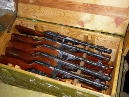 Да пожалуйста, вот фото в тему.
Поговаривают, что на складах Российской Армии хранятся не только ППШ, но даже и "трёхлинейки" императорской армии. 
Время беспощадно, полигоны консервации и хранения, действительно, рано или поздно превращаются в кладбища, но до этого момента - это хранилища вооружения и боевой техники, выведенной из повседневной эксплуатации. В ситуации крайней необходимости, использовав принцип каннибализма, из нескольких утильных самолётов/вертолётов/танков можно собрать один действующий экземпляр. В Новороссии именно так сформировали танковые подразделения и даже подняли в воздух один летательный аппарат (не помню, то ли самолёт, то ли вертолёт).
Кладбище - на последнем снимке.