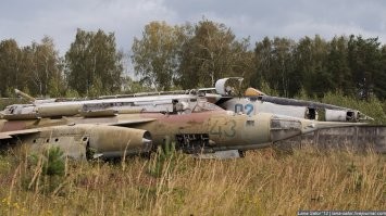 Да пожалуйста, вот фото в тему.
Поговаривают, что на складах Российской Армии хранятся не только ППШ, но даже и "трёхлинейки" императорской армии. 
Время беспощадно, полигоны консервации и хранения, действительно, рано или поздно превращаются в кладбища, но до этого момента - это хранилища вооружения и боевой техники, выведенной из повседневной эксплуатации. В ситуации крайней необходимости, использовав принцип каннибализма, из нескольких утильных самолётов/вертолётов/танков можно собрать один действующий экземпляр. В Новороссии именно так сформировали танковые подразделения и даже подняли в воздух один летательный аппарат (не помню, то ли самолёт, то ли вертолёт).
Кладбище - на последнем снимке.