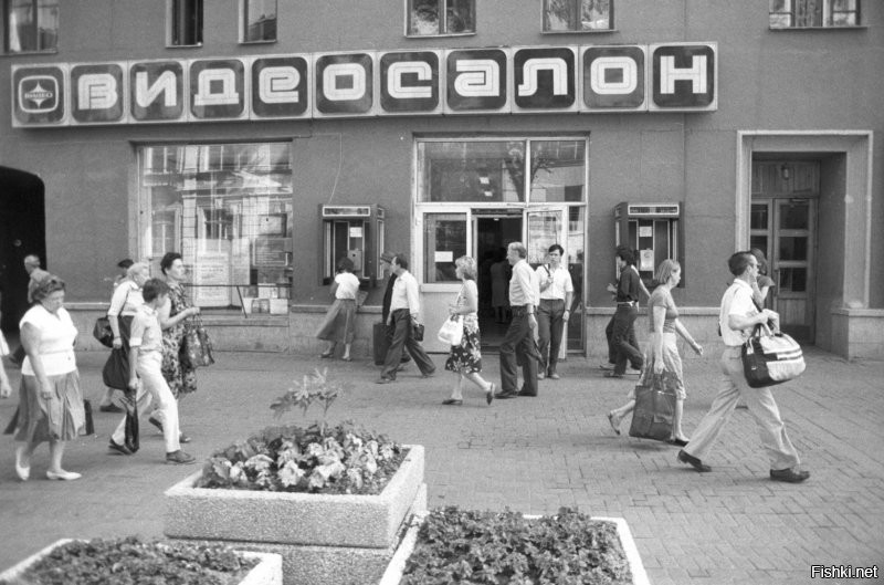На Арбате был именно прокат.

Первая видеотека открылась в Воронеже, в мае 1985 года; самая богатая и хорошо оборудованная   на Арбате, в ноябре 1985-го.