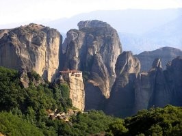 Что значит отдельно построенный на отдельно стоящей горе? 
Таких множество...
1. «Шедруб Линг»   буддийский храм,  находится на вершине горы Качканар (879м).
2.Монастырь "Русану"
3. Монастырь "Метеоры" (600м).
Ну и так далее.

Так, что опять вы в штангу попали...