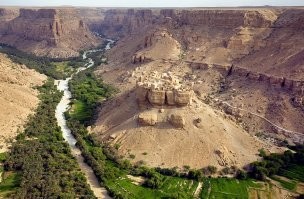 Это реальная деревня на скале. А подъезд к ней с другой стороны снимка.