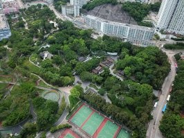 Ну жути там хватает, но самая жуткая жуть, с которой британская администрация не могла ничего сделать ибо ей не подчинялась и формально являясь частью континентального Китая,  с уходом британской короны превращен в парк.