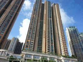 Как-то проводил отпуск на Хайнане, сняли квартиру. Перелет спланировал через Гонконг, по 3 дня останавливался туда и обратно. Когда поделился впечатлением с русскоговорящей хозяйкой, вот что узнал. Хоть для кучи стран, в том числе России, Гонконг безвизовый, но для континентальных китайцев типа визы есть. Приехать туда они могут только по предварительной заявке и максимум на 2 недели в год,  при малейшем подозрении в желании там остаться будет отказ. Очень много желающих готовых променять коммунистические удобства на пока еще капиталистический ад. 
Сравнивать напрямую наши и ихние малометражки не совсем корректно. У них 25-35 круглый год, не нужно места для хранения сезонной одежды, достаточно шорты и майка. Можно весь день быть вне помещения, везде много уличной еды, дома только спать и гигиена. Пару ночей один пожил в 8м2 номере с тремя кроватями и окном в колодец. Жить можно, но только поставив цель оттуда выбраться при первой возможности. Но такие каморки в старом центре, новые дома выглядят внешне просторнее, с инсоляцией в порядке. Еще удивило, что при таком дефиците земли примерно половина территории Гонконга - совершенно незаселенные леса, большинства фильмов про кунг-фу снято там, нашли виды для исторических панорам.