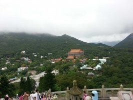 Как-то проводил отпуск на Хайнане, сняли квартиру. Перелет спланировал через Гонконг, по 3 дня останавливался туда и обратно. Когда поделился впечатлением с русскоговорящей хозяйкой, вот что узнал. Хоть для кучи стран, в том числе России, Гонконг безвизовый, но для континентальных китайцев типа визы есть. Приехать туда они могут только по предварительной заявке и максимум на 2 недели в год,  при малейшем подозрении в желании там остаться будет отказ. Очень много желающих готовых променять коммунистические удобства на пока еще капиталистический ад. 
Сравнивать напрямую наши и ихние малометражки не совсем корректно. У них 25-35 круглый год, не нужно места для хранения сезонной одежды, достаточно шорты и майка. Можно весь день быть вне помещения, везде много уличной еды, дома только спать и гигиена. Пару ночей один пожил в 8м2 номере с тремя кроватями и окном в колодец. Жить можно, но только поставив цель оттуда выбраться при первой возможности. Но такие каморки в старом центре, новые дома выглядят внешне просторнее, с инсоляцией в порядке. Еще удивило, что при таком дефиците земли примерно половина территории Гонконга - совершенно незаселенные леса, большинства фильмов про кунг-фу снято там, нашли виды для исторических панорам.