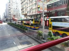 Как-то проводил отпуск на Хайнане, сняли квартиру. Перелет спланировал через Гонконг, по 3 дня останавливался туда и обратно. Когда поделился впечатлением с русскоговорящей хозяйкой, вот что узнал. Хоть для кучи стран, в том числе России, Гонконг безвизовый, но для континентальных китайцев типа визы есть. Приехать туда они могут только по предварительной заявке и максимум на 2 недели в год,  при малейшем подозрении в желании там остаться будет отказ. Очень много желающих готовых променять коммунистические удобства на пока еще капиталистический ад. 
Сравнивать напрямую наши и ихние малометражки не совсем корректно. У них 25-35 круглый год, не нужно места для хранения сезонной одежды, достаточно шорты и майка. Можно весь день быть вне помещения, везде много уличной еды, дома только спать и гигиена. Пару ночей один пожил в 8м2 номере с тремя кроватями и окном в колодец. Жить можно, но только поставив цель оттуда выбраться при первой возможности. Но такие каморки в старом центре, новые дома выглядят внешне просторнее, с инсоляцией в порядке. Еще удивило, что при таком дефиците земли примерно половина территории Гонконга - совершенно незаселенные леса, большинства фильмов про кунг-фу снято там, нашли виды для исторических панорам.