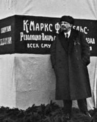 Насколько целеустремлённо был человек, все в его запечетленном движении в годы революции говорит о упорности.