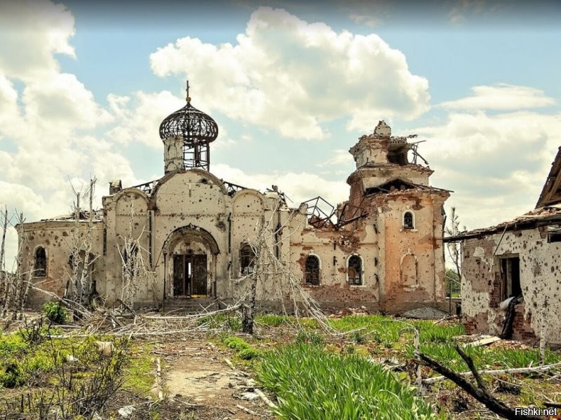 Совсем недалеко от людей. Но, к сожалению, нелюди тоже рядом. Донецкий Иверский монастырь. Май 2015 года.