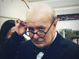 Гэри Олдман в роли Черчилля - по-моему, убедителен)