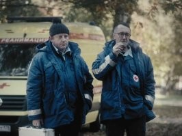 Врачи не успевают доехать. Да и бесполезно. Высылают сразу санитаров