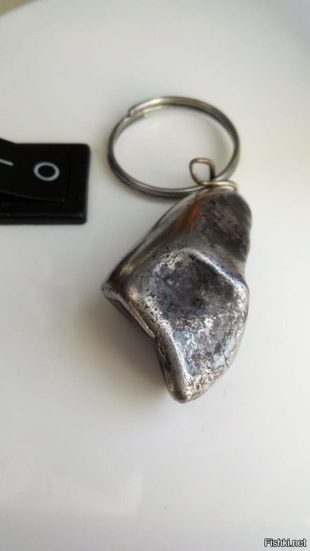 Брелок 25гр. из Сихотэ-Алинского железного метеорита.
Не потому что редкость какая-то, а просто по размеру подходит.
А так-то кусок 11кг в руках держал. Приятное ощущение.