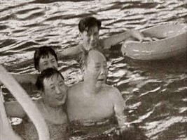 "Мао Цзэдун никогда не мылся (обтирался тряпочками)" - аффтор, это ж  откуда такие сведения?
Известно, что тов. Мао хорошо плавал, и многочисленные фото тому подтверждение.