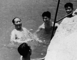 "Мао Цзэдун никогда не мылся (обтирался тряпочками)" - аффтор, это ж  откуда такие сведения?
Известно, что тов. Мао хорошо плавал, и многочисленные фото тому подтверждение.