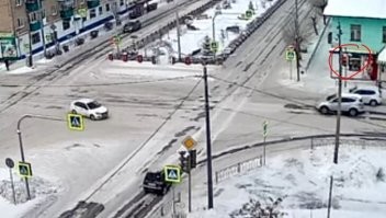 по второй камере видно, что когда он выехал на пешеходку, уже красный зажегся