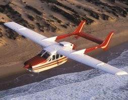 Вот она, Cessna 337 Skymaster. Странный самолетик с двумя двигателями, расположенными не симметрично по сторонам а вот так вот. 
Понятно, почему Mizar не смогли сертифицировать - тащить в небо железный автомобиль, вместе со всеми элементами его безопасности просто бессмысленно. Проще сделать переднюю часть самолета отделяемой и попытаться сертифицировать ее для дорог общего пользования.