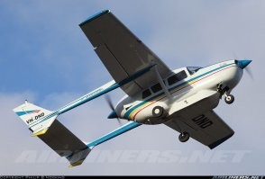 Вот она, Cessna 337 Skymaster. Странный самолетик с двумя двигателями, расположенными не симметрично по сторонам а вот так вот. 
Понятно, почему Mizar не смогли сертифицировать - тащить в небо железный автомобиль, вместе со всеми элементами его безопасности просто бессмысленно. Проще сделать переднюю часть самолета отделяемой и попытаться сертифицировать ее для дорог общего пользования.