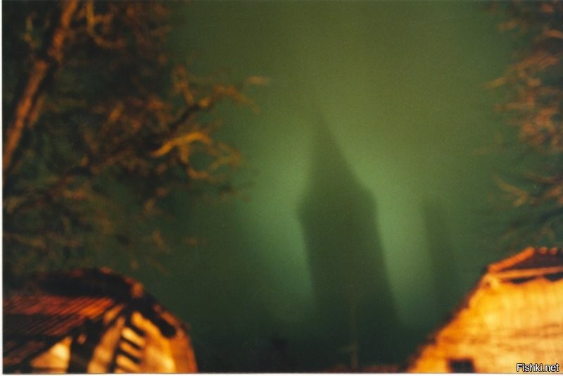 Брокенский призрак – это оптическое явление, которое представляет собой тень наблюдателя (либо иного предмета), лежащую на прозрачной, рассеивающей свет среде, как правило, на тумане или на облаке. Данный феномен обязан своей известностью пику Брокен в горах Гарц в Германии, где постоянные туманы и доступность малых высот позволяют наблюдать его особенно часто. Впервые это явление было описано Иоганном Зильбершлагом в 1780 году и с тех пор множество раз упоминалось в литературе.