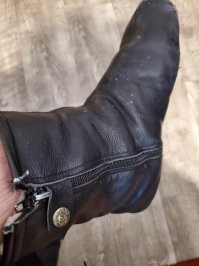 А с сапогами-махси, что не так? Я в таких сейчас сижу. Удобно из дома зимой выходить, галоши с ними надеваешь и вперед.