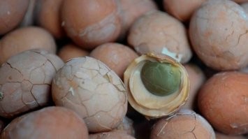 Тунцзыдань - китайское традиционное блюдо. Для приготовления блюда, считающегося "весенним деликатесом", куриные яйца отваривают в моче, собранной исключительно у мальчиков, не достигших возраста половой зрелости. После закипания жидкости яйца извлекают из неё и надбивают скорлупу с тем, чтобы моча проникла внутрь яйца. Процесс варки занимает целый день, при выкипании мочу добавляют. Когда скорлупа растрескивается, тунцзыдань, солёный на вкус, считается готовым к употреблению.