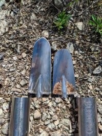 Для шестилетнего внука они разные, но вы должны были понять, что слева новая лопата, а справа старая.
Они одной марки.