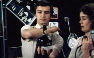 Кто то помнит, как л-т Росляков в Петровка 38 ( Е.Герасимов ) конину открывал ударом ладони по горлышку бутылки ....