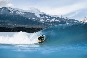 >> A surfer dressed as Santa Claus rides an artificial wave in a 0.6 degree cold water in the Alaia Bay surf wave pool surrounded by Swiss Alps, in Sion. AFP

Это открытый бассейн с искусственными волнами для серферов.
Но была халва при нуле градусов серфить...