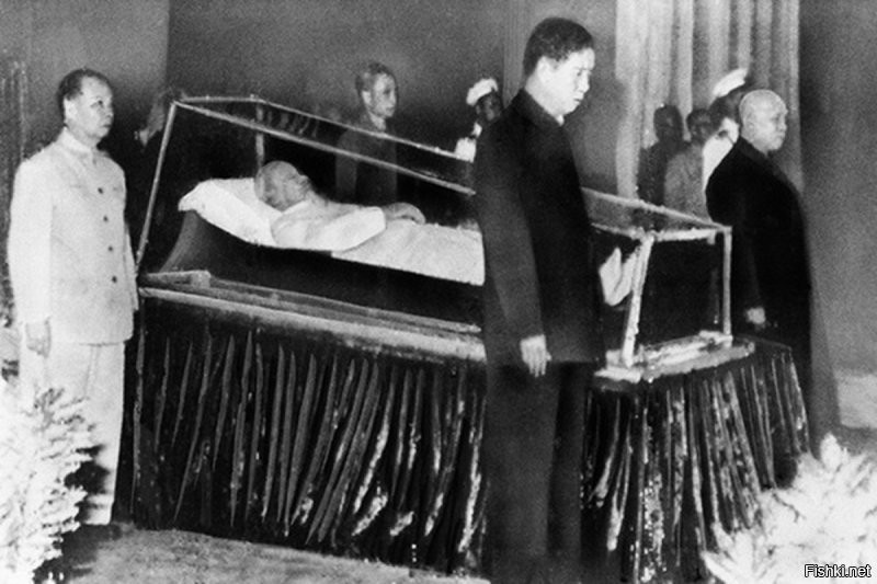 Дядюшка Хо живее всех живых ...