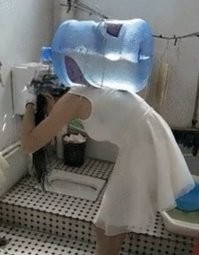 Гифку сходу не нашел.
Белые люд давно уже придумали бюджетный душ... Многоразовый...