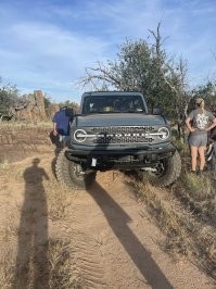 Да и едет одновременно во обе стороны.