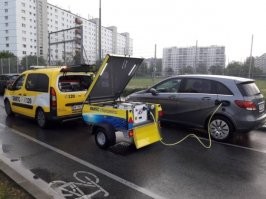 Когда разрядился электромобиль, ему на помощь спешит бензиновый автомобиль с дизельным генератором в прицепе.