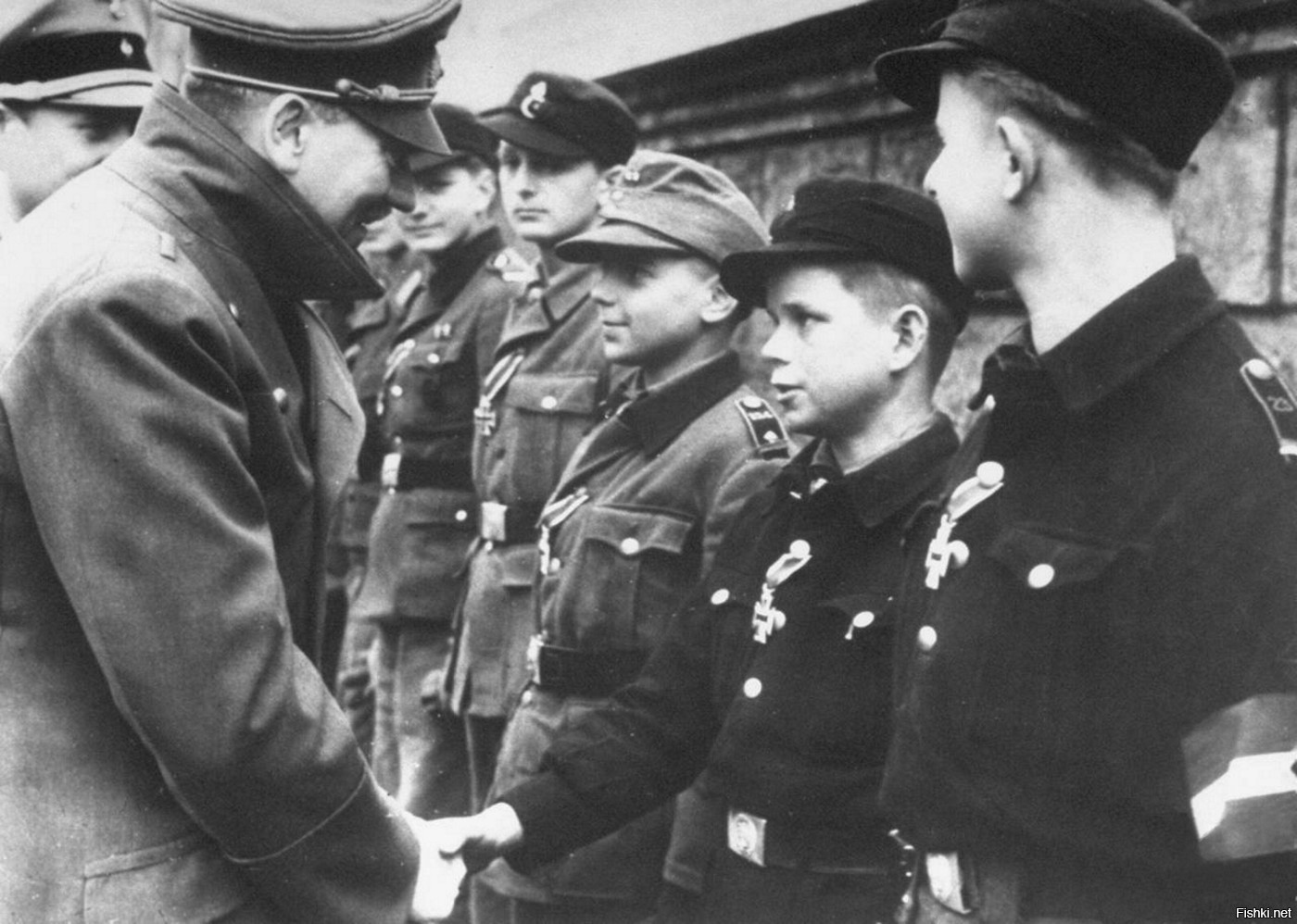 Гитлер награждает Гитлерюгенд 1945
