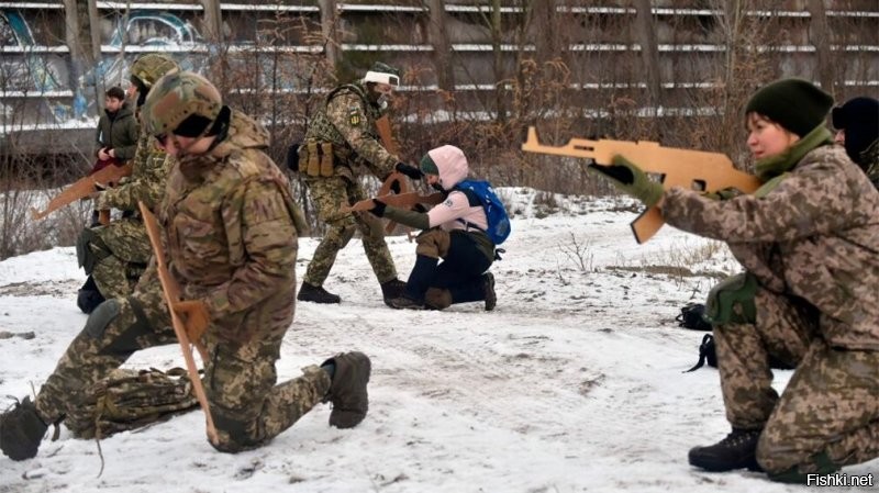 На Украине уже  и "боевое" оружие населению раздают. Готовятся так сказать к отражению....