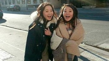 "13. Анаис Бордье увидела на YouTube видео с девушкой, похожей на нее как две капли воды."
=====================
Хорошо, что не зашла на китайскую соцсеть. Там каждого приняла бы за близнеца...