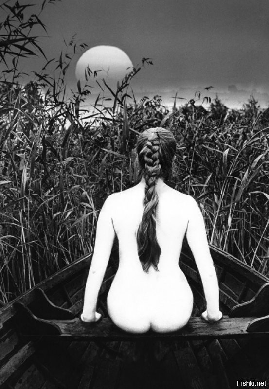 В моей молодости ,фотография это было таинство и волшебство ..Когда в темной комнате с красным светом проявлялось все ..
Сейчас конечно щелкают (в наше время щелочек был на фотоаппарате )))
Все от мал мало велика ..Фотошопы и т.д. Но Настоящих Фото ,что то все меньше и меньше становится ...
Вот немного , в которые душа вложена и острый глаз ..
Это не фотошоп ,это Жизнь !!! Один щелчек ,один кадр..