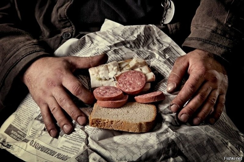 Подарок от зайчика
Игорь Ларимур
Мы знаем, что такое «тормозок».
А молодежи слово не известно.
Пару яиц там, колбасы кусок,
Хлеб, помидоры… Снедь «деликатесна».
Когда-то в школе, наш девятый класс,
Ходил весной с «училкой», на природу.
Погода клевая, но не о том рассказ.
Обед запомнил, как венец похода.
Друзья - товарищи, зеленый лес…
Протопали не мало километров.
Привал. Пришел обеда интерес.
Расположились прямо среди кедров.
Вкус колбасы, картошки, огурцов…
Ни с чем, что кушал позже, не сравнится.
Сейчас хот-доги вместо «тормозков».
Такое яство детям не приснится.
И об одном еще хочу сказать.
Похожий «тормозок» брал на работу
Мой папа. Так приятно вспоминать,
По истине отцовскую заботу.
Умышленно он все не доедал.
Мне оставлял продуктов половину.
«Поешь, сынок. То зайчик передал.
Калории нужны после ангины».
«Подарок» уплетал за две щеки.
Благодарил, по - детски, того зайца.
А мамины глаза, через очки,
Мне улыбались, с прищуром китайца.
Родители давно на небесах…
Отца и маму вечно помнить буду.
Хоть не на сытных вырос я хлебах,
«Косого» передачи – просто чудо.