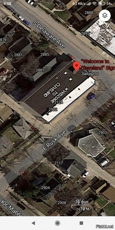 Надпись существует и сегодня.
Разумеется, и история надписи не такая, и с самолёта её видно только если знать, куда смотреть.