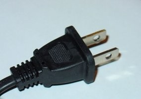 Также - американские вилки по конструкции идиотские - вот смотрите:
Английская вилка
Европейская вилка
Российская
Американская

В Английской и Русской - контакты изолированы и когда ты выткнешь ее чтобы монетка достала до метала - они уже вышли из контакта с сетью, Европейская глубоко утоплена в стену и хрен ты что туда засунешь, но в Американской - да, никаких элементов ТБ и короткое замыкание получить элементарно.