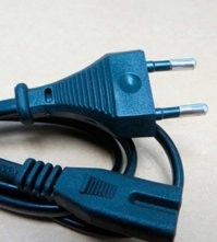 Также - американские вилки по конструкции идиотские - вот смотрите:
Английская вилка
Европейская вилка
Российская
Американская

В Английской и Русской - контакты изолированы и когда ты выткнешь ее чтобы монетка достала до метала - они уже вышли из контакта с сетью, Европейская глубоко утоплена в стену и хрен ты что туда засунешь, но в Американской - да, никаких элементов ТБ и короткое замыкание получить элементарно.