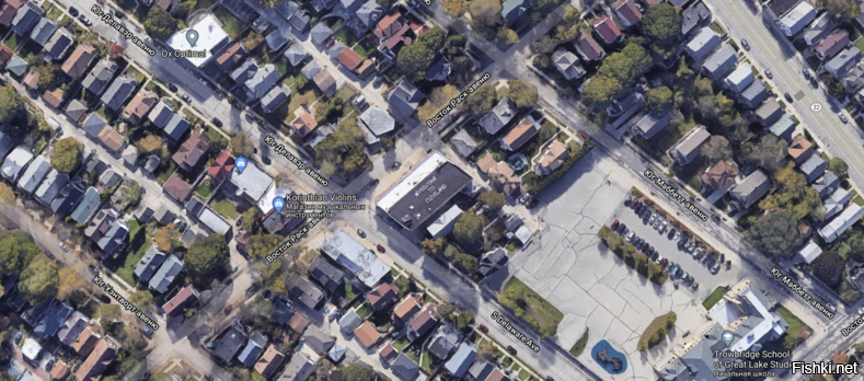 Неграмотный фейк!!!
Марк Губин родился и прожил всю жизнь в Милуоки. Здесь он работал фотографом для местных газет и занимался творчеством в свободное время. Для своей художественной студии он выкупил здание бывшего кинотеатра на пересечение улиц Делавэр и Раск.
Как-то раз обедая со своей помощницей, он заметил насколько низко пролетают самолеты над мастерской. Женщина предложила написать приветственные слова, чтобы пассажиры могли видеть, что они в Милуоки. Идея понравилась фотографу, но он решил ее немного изменить. Так появилась шутливая надпись «WELCOME TO CLEVELAND» на крыше дома в Милуоки.
Муниципалитет даже пытался заставить Марка убрать надпись, но у чиновников ничего не вышло. Про эту историю написали все кому не лень и приветствие в Кливленде стало местной достопримечательностью.
Сейчас Марку уже за семьдесят. Мужчина давно на пенсии. Когда его спрашивают зачем он это сделал, то фотограф отвечает: У моей выходки нет никакой реальной цели, кроме безумия, в котором я, как правило, неплохо разбираюсь.
Он по-прежнему владеет домом с надписью на крыше, из-за которого ему периодически названивают журналисты. Еще мужчина купил не менее колоритную баржу, ставшую для него вторым домом. А его проделка с Кливлендом осталась ярким воспоминанием из лихой молодости.