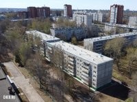 Как прикольно, я 20 лет прожил в такой квартире - не знаю, а тут компания профи собралась. Ну вот тебе  примерная планировка. Тут указано в однокомнатной 32,7 (если чертежи не читаешь - то это зеленая квартира с надписью 1К и цифрами площади. У меня по паспорту квартиры было 17,5 в комнате. Это панельные пятиэтажки серии 111-121 снаружи выглядит вот так  Заметь это дома постройки 70-х, даже уже не хрущевки, помнится их называли "киевского типа". Конкретно мой дом постройки 1973 года.
Вот тебе более ранние типовые пятиэтажки  . Серия К-7 жилая в двушке 29 квадратов. Так что все вопросы к чертежам и планировкам.