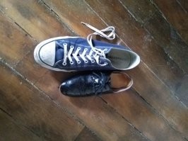 Когда твой черный ботинок 45го размера, но твоя девушка-йети...