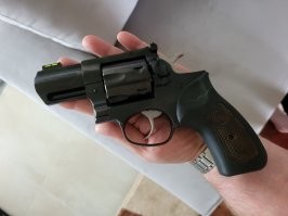 У меня такой.

И он не газовый.
Всё верно ты сказал.
Усилие на спуске намного легче при взведенном курке.
Так и должно быть.
Отпадает целый ряд действий.
Когда я впервые стрелял из своего револьвера, я поразился точности.