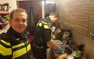 Это, действительно, полиция. Они первыми прибыли на звонок. В ожидании скорой помощи и социальной службы и узнав что мама - "неважная" уже несколько часов они пожарили яичницу и сделали по горячему бутерброду пятерым детям. А потом помыли посуду.
Скорую помощь вызывают в последний момент. Если те посчитают, что вызов напрасен, надо платить (от 1,5 тыс)
Ейндховен, 2015.