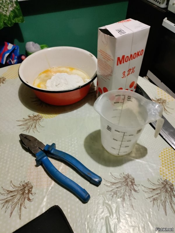 Киндер пирог печет мандариновый.