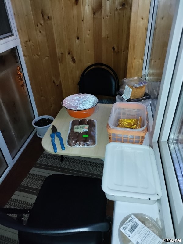 У нас застеклен панорамкой, но холодной, специально под холодец.