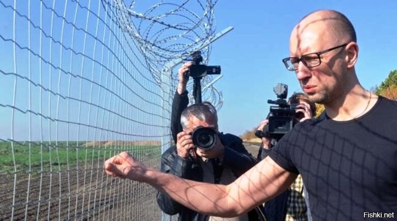 Только Великая Украинская Стена может спасти Неньку от агрессора. К сожалению, хохлы ее не достроили - грошей нема, все сп@здили.