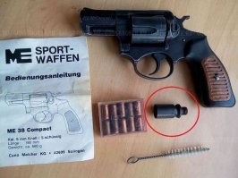 Для идиотов-минусаторов, вот вам картинка и на ней фитюлька, в ствол вкручивается, в магазе продаются петарды для неё.